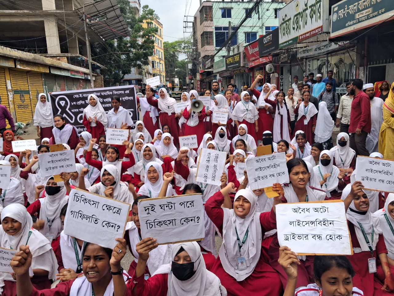 নগরীতে সড়ক অবরোধ, সিটি প্রশাসকের আশ্বাসে পরিস্থিতি স্বাভাবিক