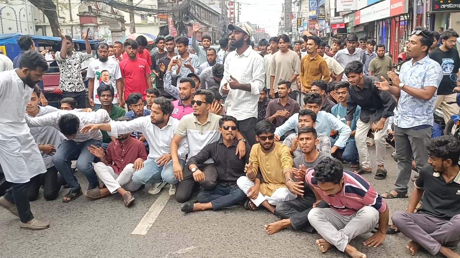 মূল্যায়নের দাবিতে বরিশালে ছাত্রদলের সড়ক অবরোধ