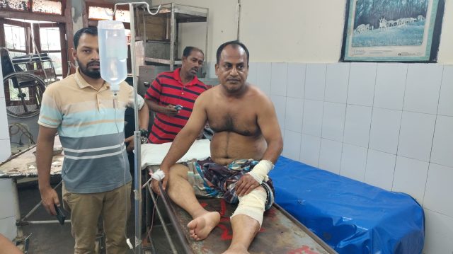 বরিশালে জমি দখল ও চাঁদাবাজির প্রতিবাদ করায় ব্যবসায়ীকে কুপিয়ে জখম!