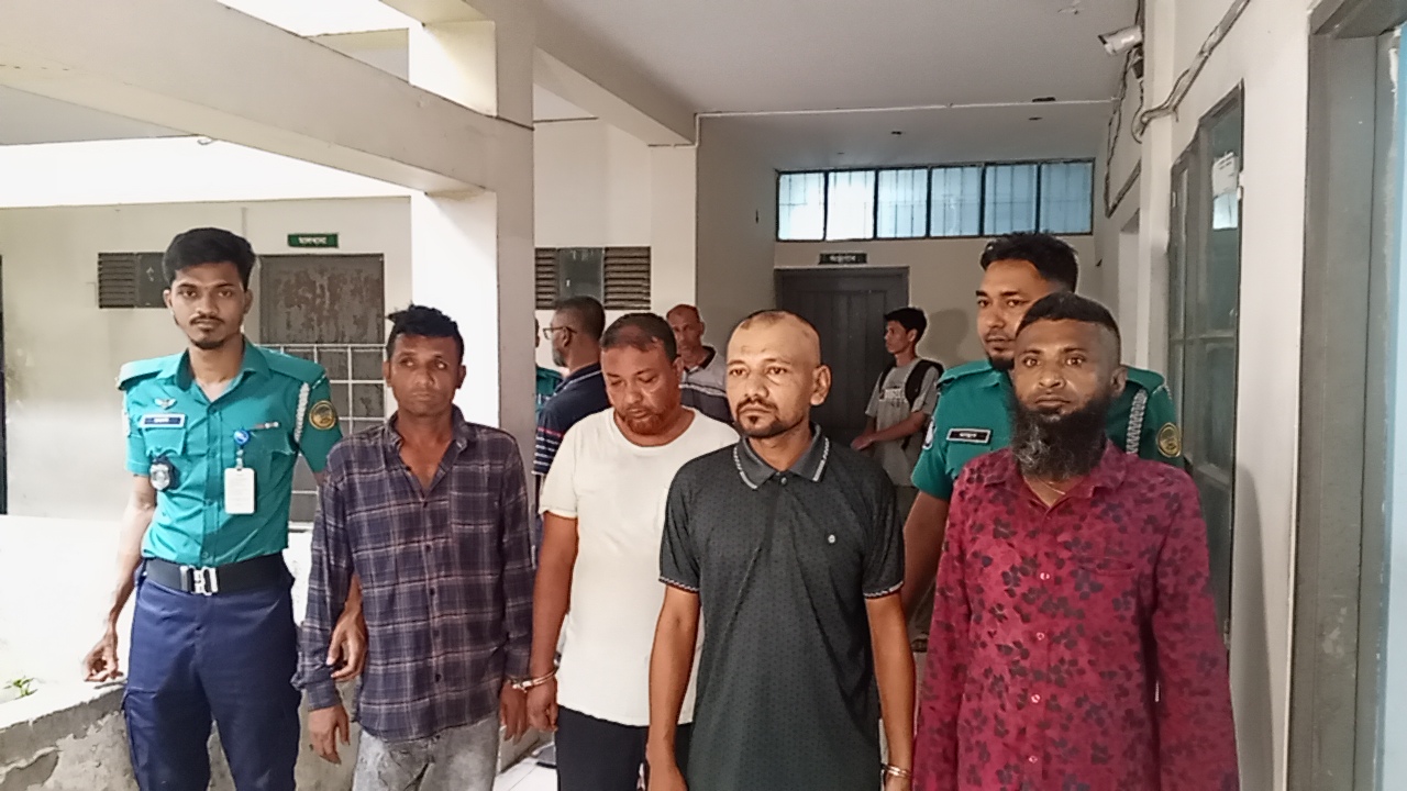  বরিশালে পুলিশের সাঁড়াশি অভিযান, হানিট্র্যাপ চক্রসহ গ্রেফতার ২১ 