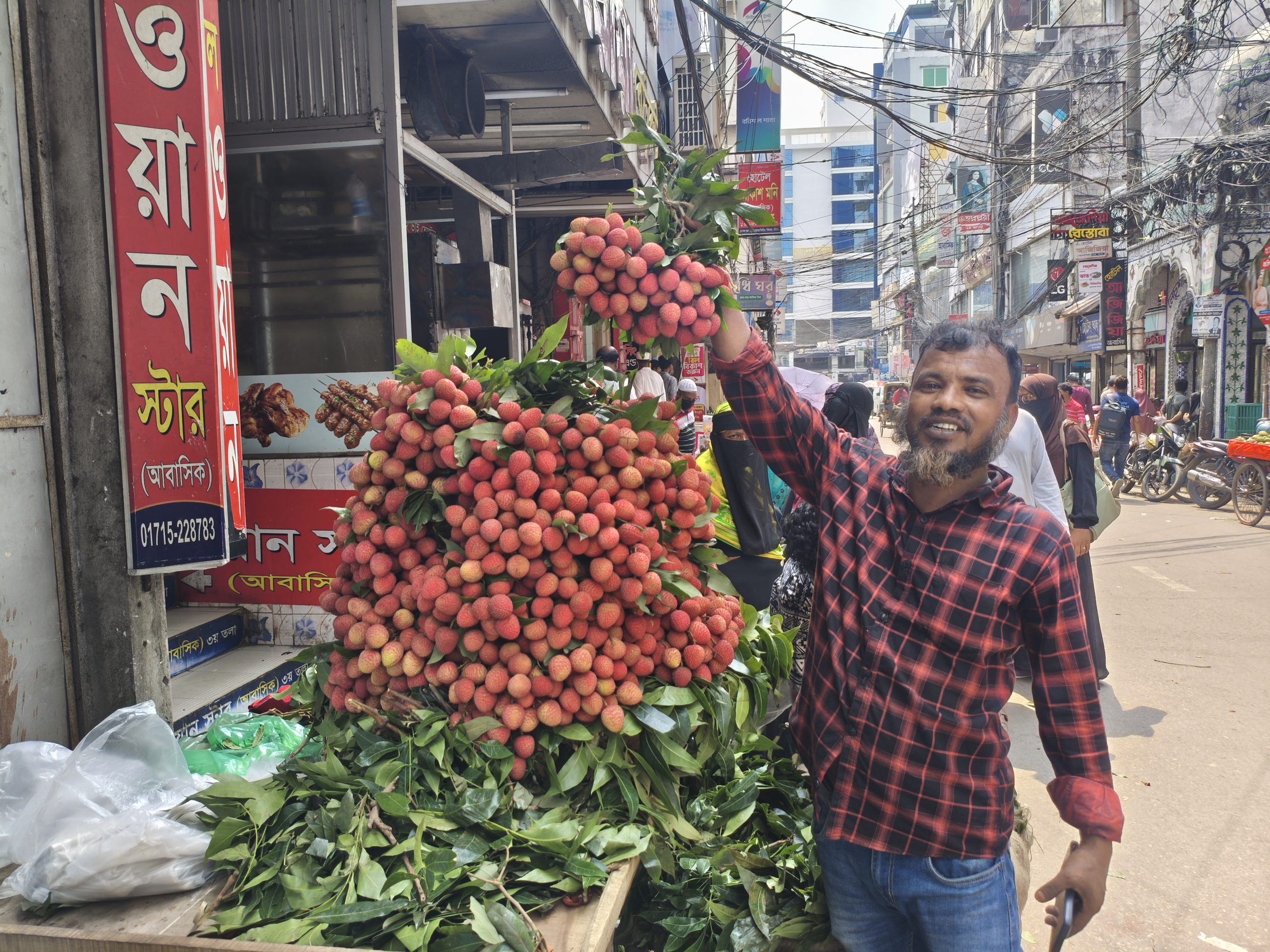 মধুমাসে বরিশালের বাজারে রসালো লিচুর আমেজ, স্বাদে মুগ্ধ ক্রেতা, দামে অসন্তোষ