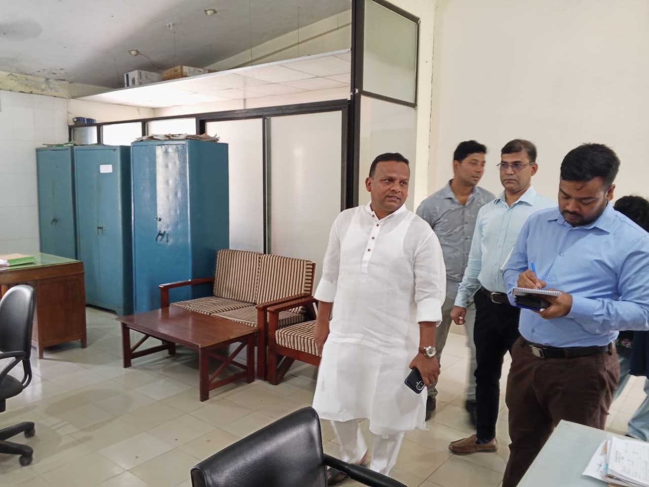  হঠাৎ বরিশাল নৌবন্দরে পরিদর্শনে নৌ প্রতিমন্ত্রী 