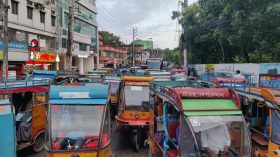 বরিশালে অটোরিক্সা যেন মৃত্যুফাঁদ
