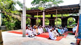 দেড়শ বছরের পুরোনো মসজিদে খোলা আকাশের নিচে নামাজ আদায়