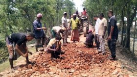 কলাপাড়ায় ভাঙ্গা রাস্তা সংস্কার করে প্রশংসিত সংগঠক জুয়েল সিকদার