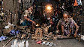 আগুন-হাতুড়ির শব্দে মুখর বরিশালের হাটখোলা কামারপট্টি