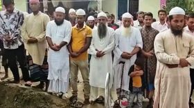 বাবার লাশ দাফনে সন্তানদের বাধা পুলিশের হস্তক্ষেপে উঠানে দাফন