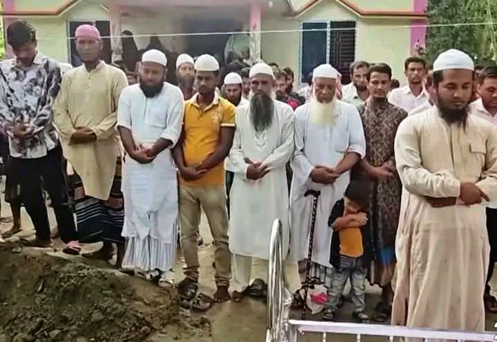বাবার লাশ দাফনে সন্তানদের বাধা পুলিশের হস্তক্ষেপে উঠানে দাফন