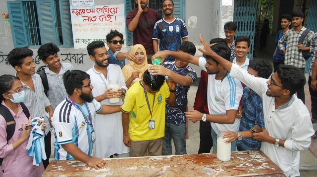 বিএম কলেজে দুধ-সে‌ভেন আপ দি‌য়ে গোসল ক‌রে ব্রা‌জিল থে‌কে আর্জেন্টিনায় যোগদান