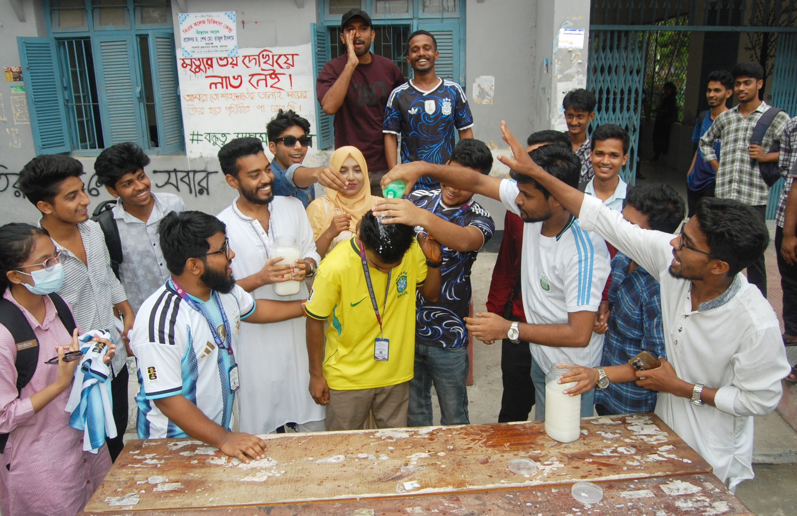 বিএম কলেজে দুধ-সে‌ভেন আপ দি‌য়ে গোসল ক‌রে ব্রা‌জিল থে‌কে আর্জেন্টিনায় যোগদান