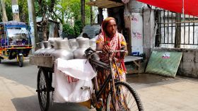 রোগাক্রান্ত শরীর নিয়ে ৩০ বছর ধরে পানি টেনে চলছে ‘পানি বুয়ার’ জীবনযুদ্ধ