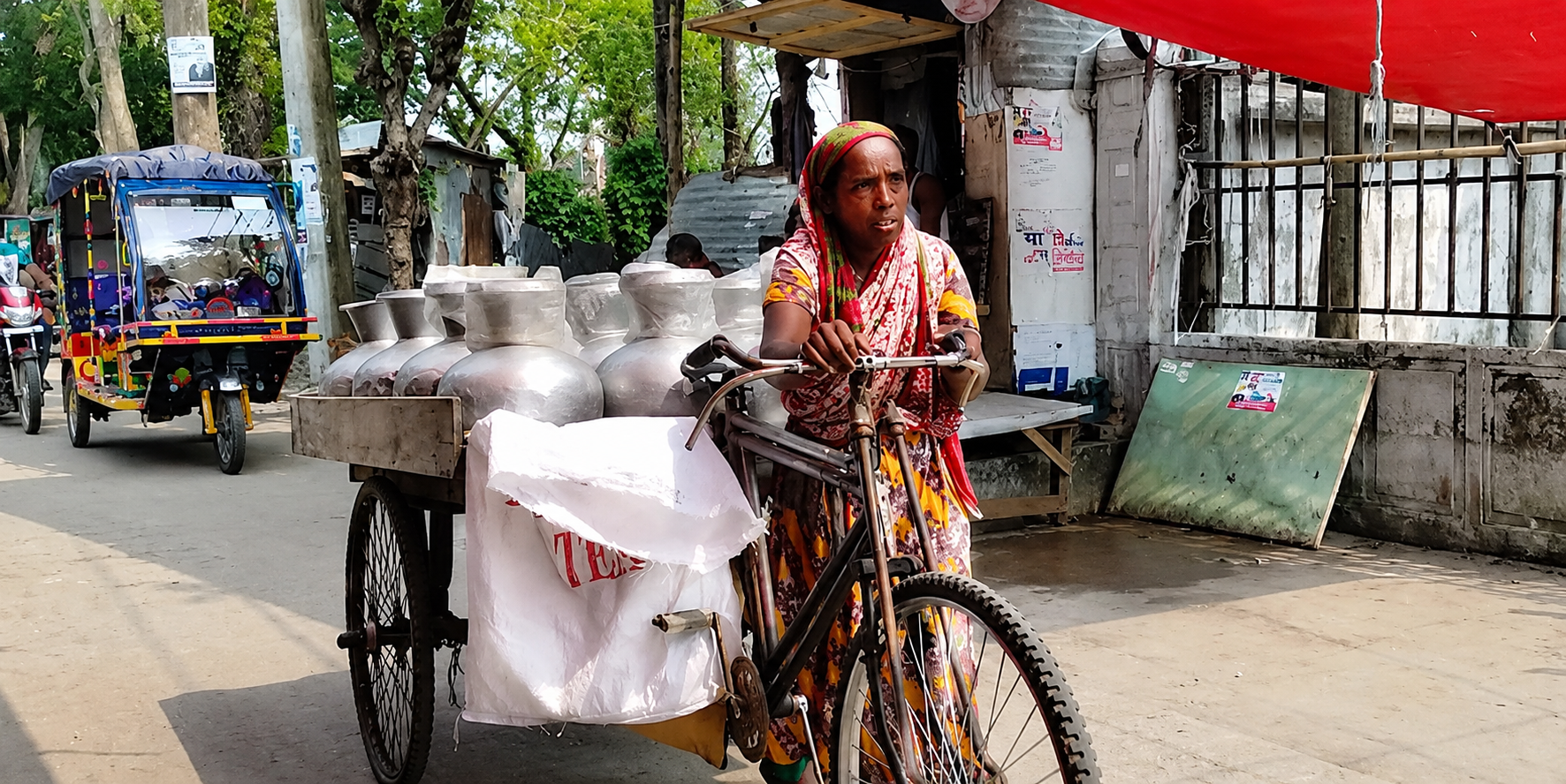  রোগাক্রান্ত শরীর নিয়ে ৩০ বছর ধরে পানি টেনে চলছে ‘পানি বুয়ার’ জীবনযুদ্ধ 