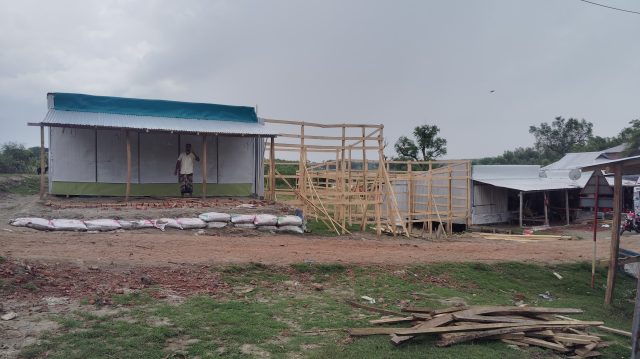 উপকূল রক্ষা বাঁধে অবৈধ স্থাপনা নির্মাণের অভিযোগ, প্রশাসনের হস্তক্ষেপ দাবি