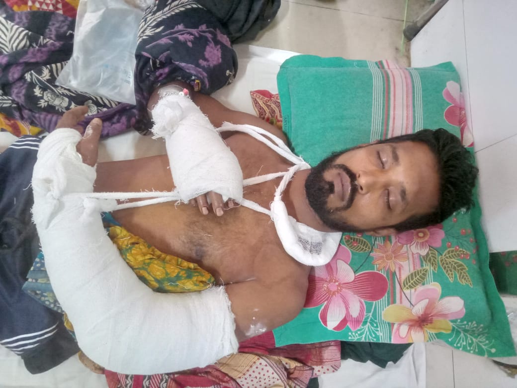 বাবুগঞ্জে জমি নিয়ে বিরোধের জেরে যুবককে কুপিয়ে জখম