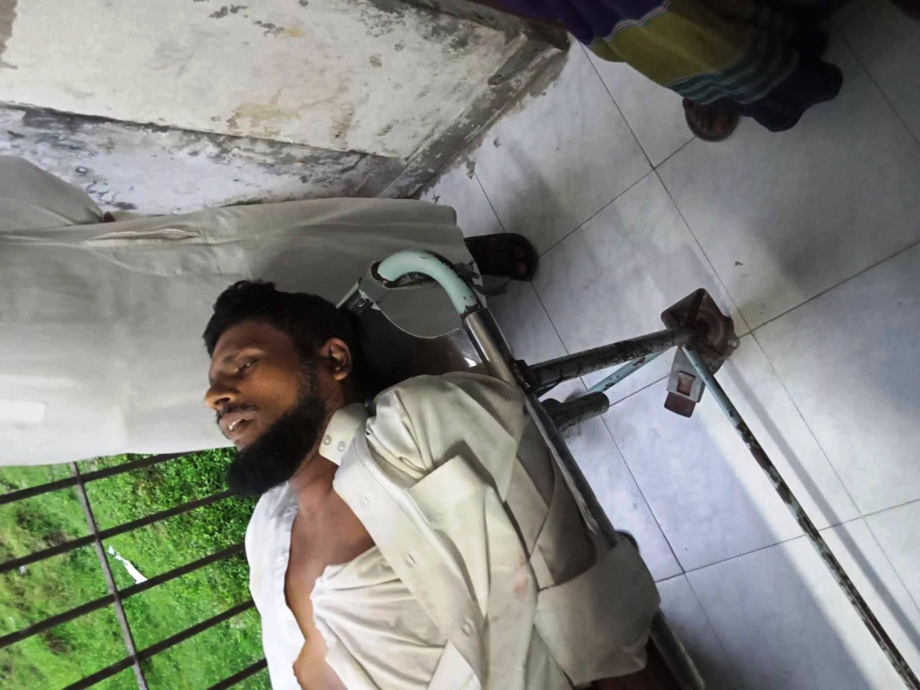 কাজিরহাটে মসজিদে নামাজরত অবস্থায় ভাইকে কুপিয়ে হত্যা