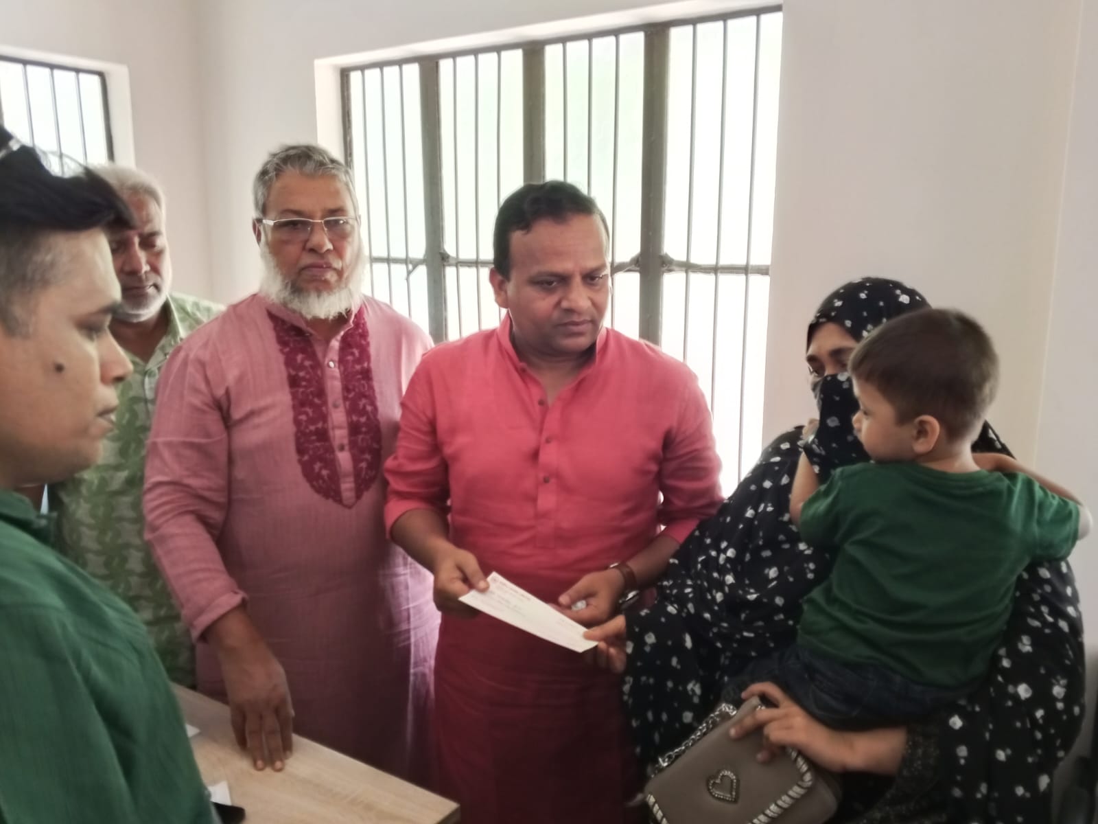লঞ্চ দুর্ঘটনায় নিহত সোহেলের পরিবারের পাশে নৌ প্রতিমন্ত্রী
