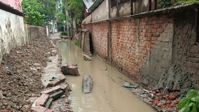 বরিশালে ড্রেন নির্মাণের সময় দেয়াল ধসে শ্রমিকের মর্মান্তিক মৃত্যু