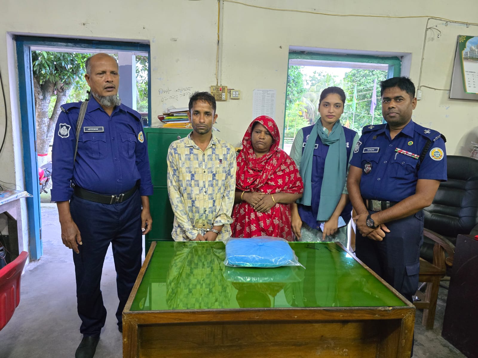 উজিরপুরে ১ কেজি গাঁজাসহ দুই মাদক কারবারি গ্রেপ্তার