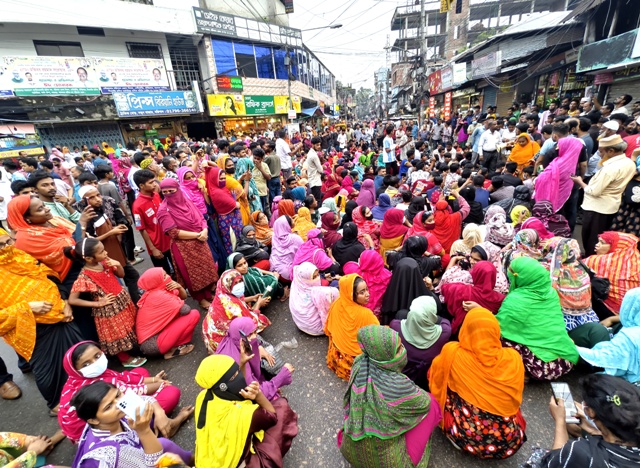 আট দাবিতে বরিশালে ফরচুন সুজ শ্রমিকদের অবরোধ