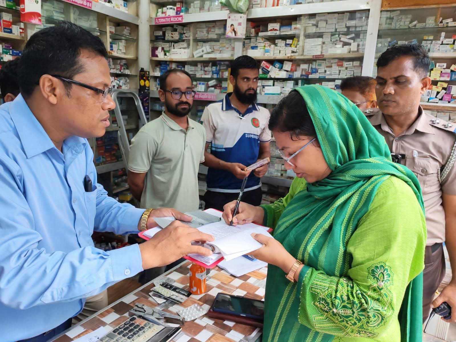 বাবুগঞ্জে দুই ফার্মেসিকে ভ্রাম্যমাণ আদালতের জরিমানা