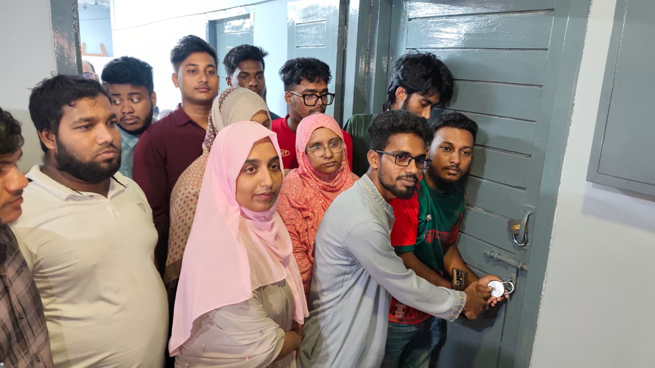 বরিশালের নতুন সিভিল সার্জনের অপসারণ দাবিতে কক্ষে তালা