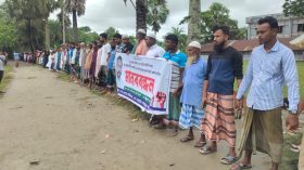 মহিপুরে হত্যা মামলায় ইউপি সদস্য জসিমকে আসামি করার প্রতিবাদে মানববন্ধন