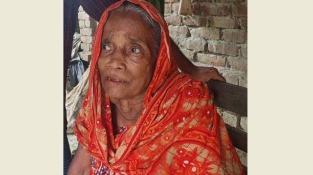জমি লিখে না দেয়ায় বৃদ্ধ মাকে বাড়ি থেকে তাড়িয়ে দিলেন ছেলে