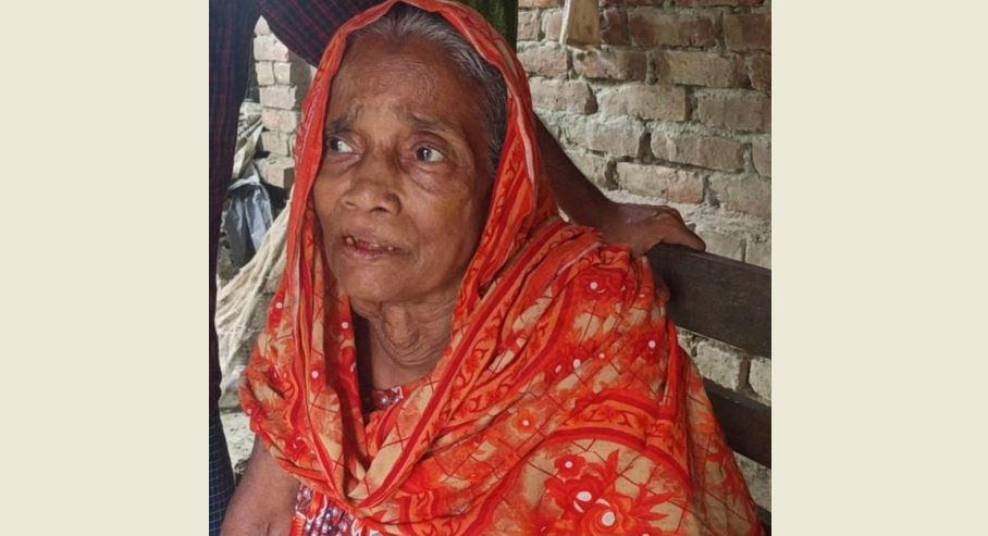 জমি লিখে না দেয়ায় বৃদ্ধ মাকে বাড়ি থেকে তাড়িয়ে দিলেন ছেলে