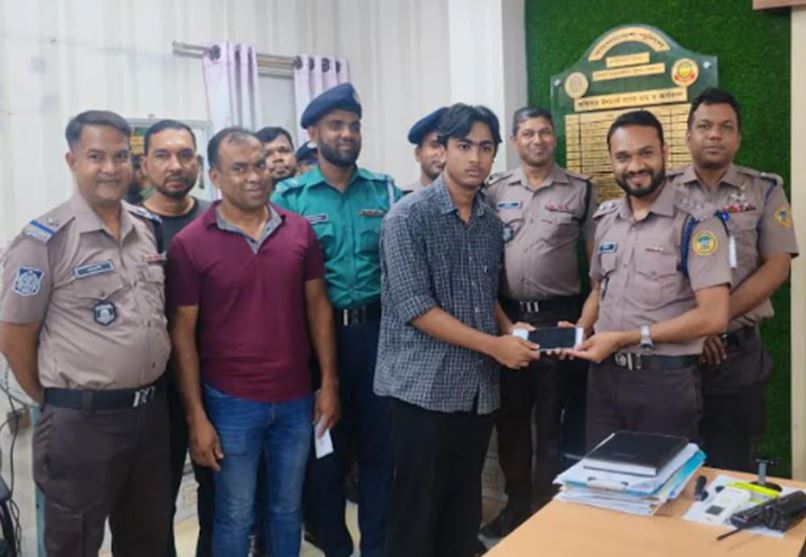 বরিশালে ২০টি হারানো মোবাইল প্রকৃত মালিকদের কাছে হস্তান্তর