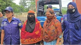 বরগুনায় টাকা-স্বর্ণালংকারসহ দুই বোন আটক