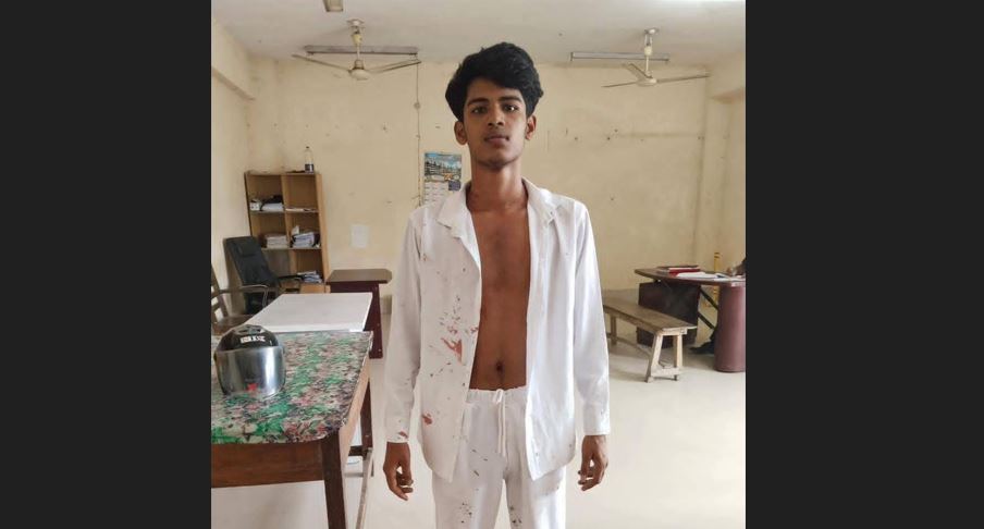লালমোহনে স্কুল ছাত্রের ছুরিকাঘাতে কলেজ ছাত্র খুন