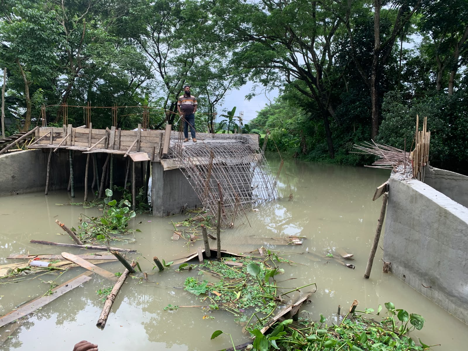  গৌরনদীতে ঢালাইয়ের পরই ধ্বসে পরলো ব্রীজের পাটাতন 