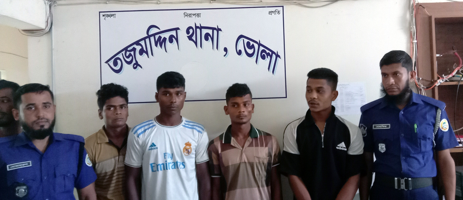 তজুমদ্দিনে মিথ্যা অপবাদে নারী-পুরুষের গলায় জুতার মালা দিয়ে হেনস্তা, গ্রেপ্তার-৪