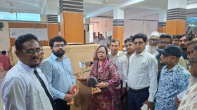 বিচারকদের ক্রীড়া সামগ্রী উপহার দিল বরিশাল সিটি কর্পোরেশন