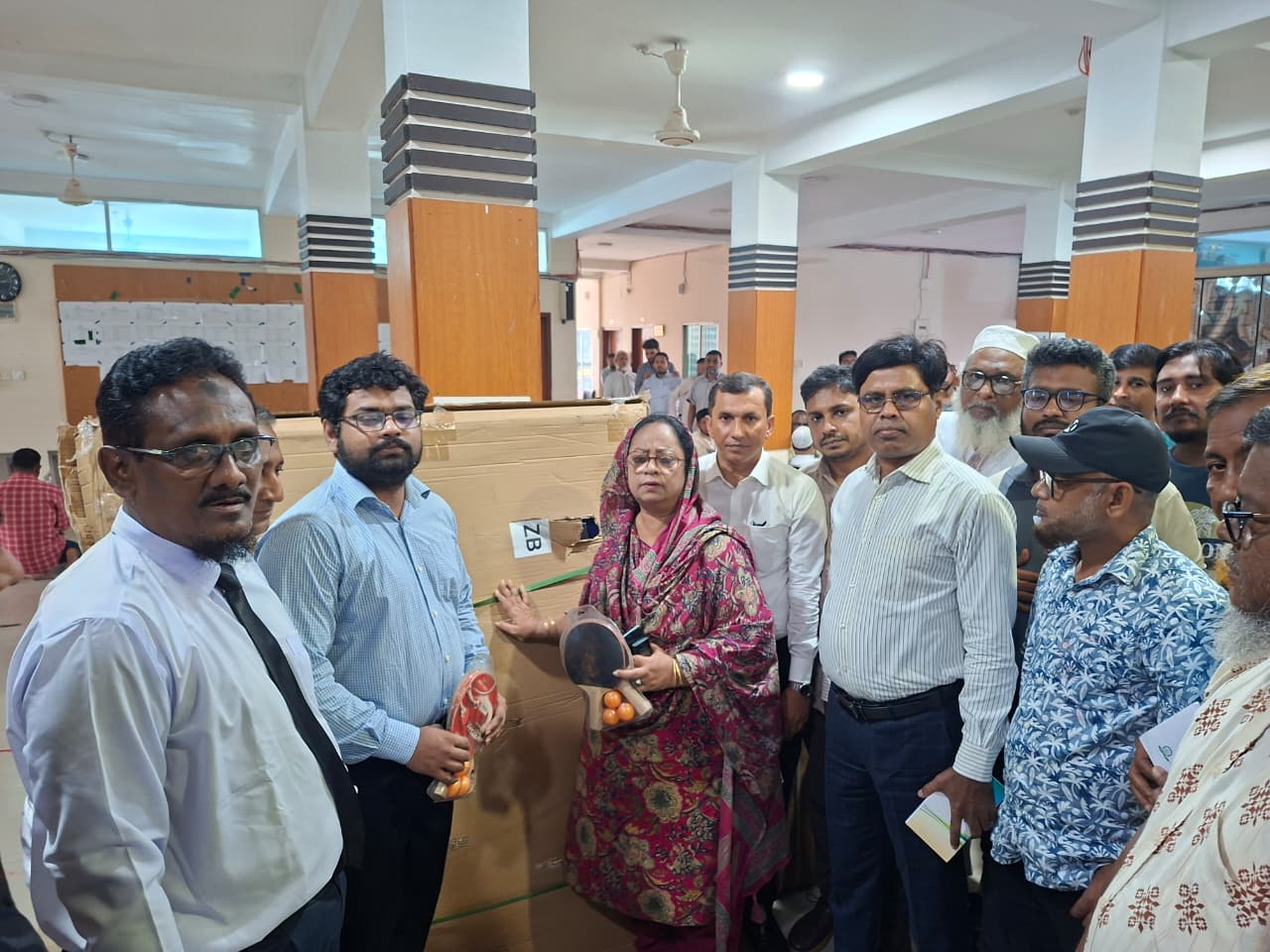 বিচারকদের ক্রীড়া সামগ্রী উপহার দিল বরিশাল সিটি কর্পোরেশন