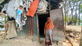 ঝুপড়ি ঘরে মানবেতর জীবন স্বামী পরিত্যক্তা বিউটি বেগমের