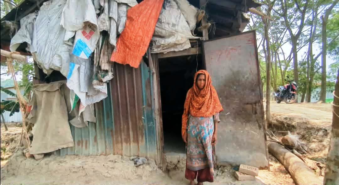ঝুপড়ি ঘরে মানবেতর জীবন স্বামী পরিত্যক্তা বিউটি বেগমের