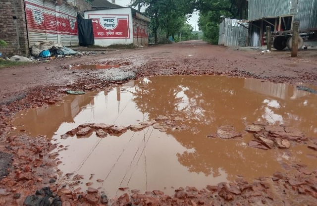 আমতলীতে সড়ক হয়ে উঠেছে মরণ ফাঁদ! 