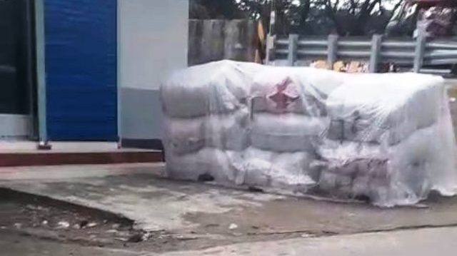 উজিরপুরে রাস্তার পাশ থেকে বিপুল পরিমান সরকারি কম্বল উদ্ধার