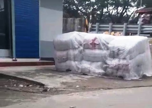 উজিরপুরে রাস্তার পাশ থেকে বিপুল পরিমান সরকারি কম্বল উদ্ধার