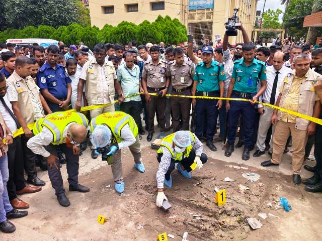 বরিশাল আদালত চত্বরে ককটেল বিস্ফোরণ, আতঙ্কে বিচারপ্রার্থী