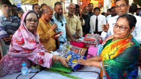 বরিশালে ধর্মীয় সম্প্রীতির আবহে কাউনিয়া মনসা মন্দিরে বস্ত্র বিতরণ