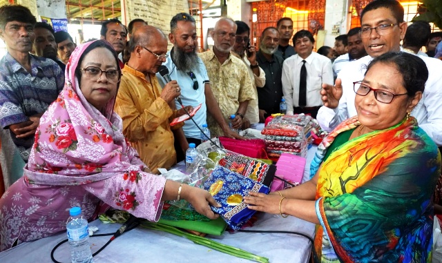 বরিশালে ধর্মীয় সম্প্রীতির আবহে কাউনিয়া মনসা মন্দিরে বস্ত্র বিতরণ