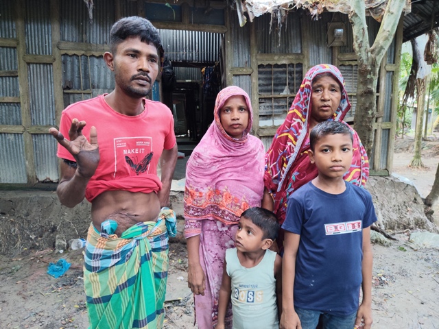 দেড় বছর ধরে দু’বেলার বেশি খাবার জোটেনি রিক্সাচালকের ঘরে