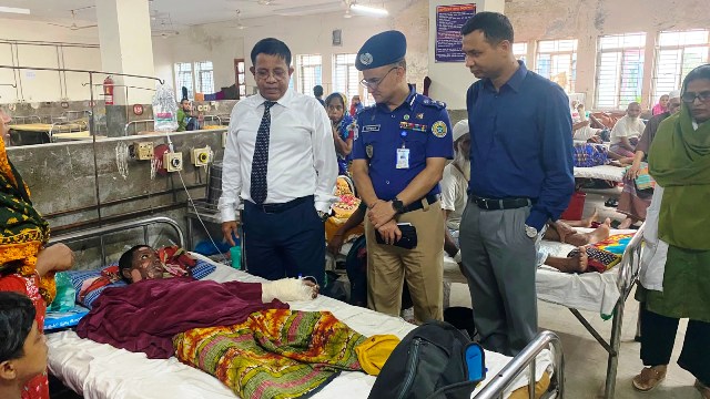  বাকেরগঞ্জে রহস্যজনক বোমা বিস্ফোরণ, একই পরিবারের ৩ জন দ্বগ্ধ 