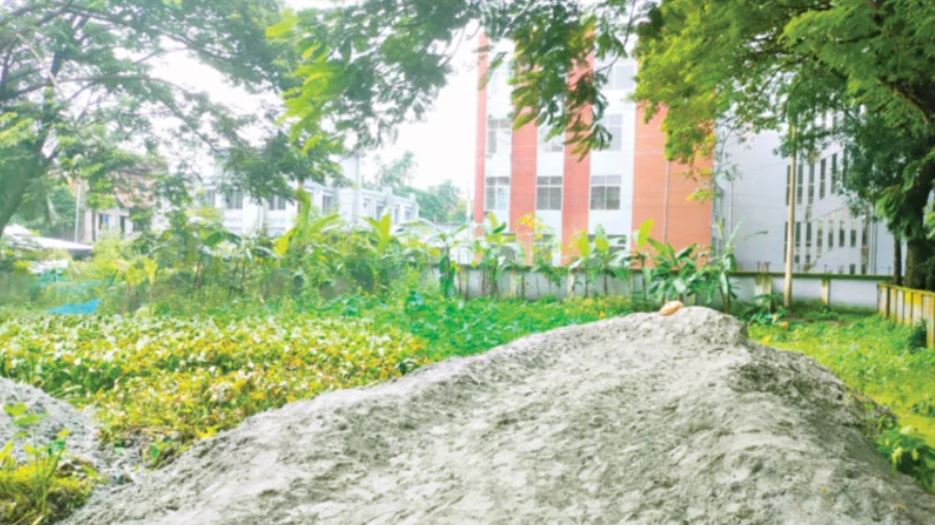  বরিশালে সরকারি পুকুর ভরাট করে প্লট বিক্রির প্রস্তুতি 