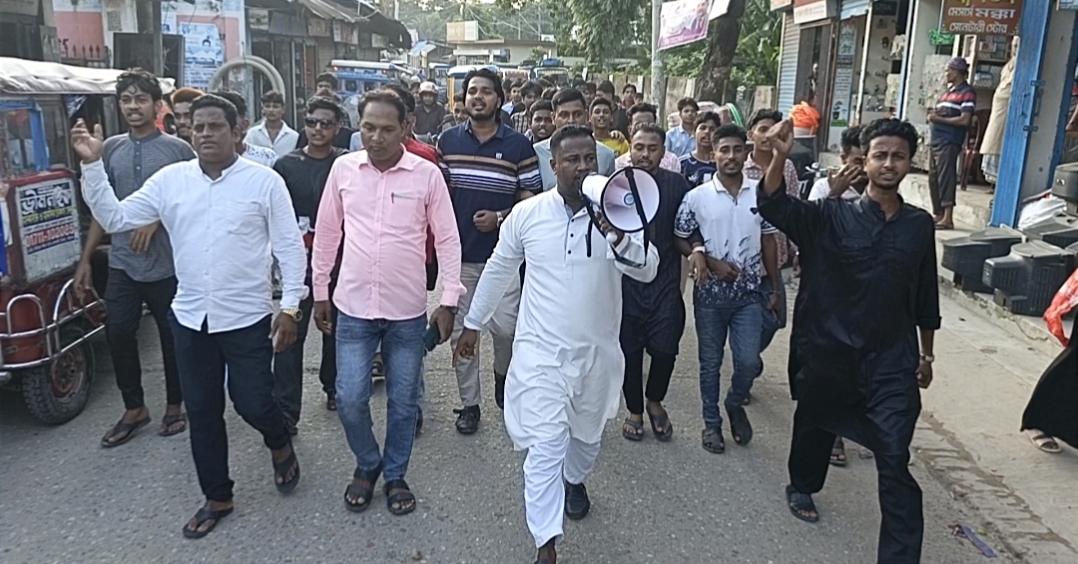 গৌরনদীতে নিষিদ্ধ আওয়ামী লীগের বিরুদ্ধে ছাত্রদলের বিক্ষোভ মিছিল
