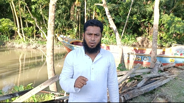 লোহার পুল খুলে নেওয়ায় চারদিন ধরে দুর্ভোগে তিন গ্রামের মানুষ