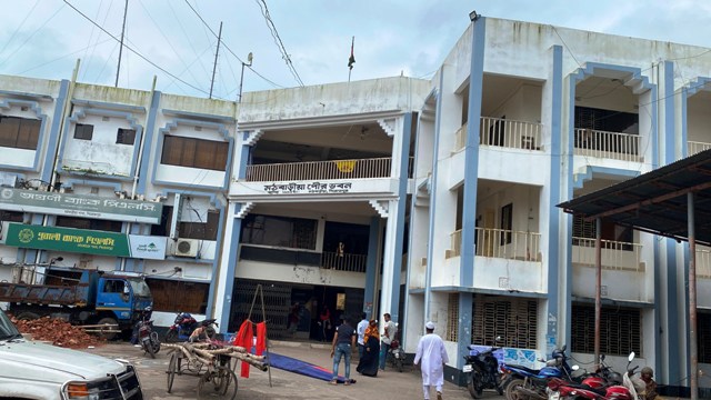 ৫৩ কোটি টাকার পানি প্রকল্পে সুফল নেই, মঠবাড়িয়ায় পানির জন্য হাহাকার