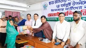 নারীদের মাঝে ‘রহমাতুল্লাহ সমাজকল্যাণ সংস্থা’র সেলাই মেশিন বিতরণ